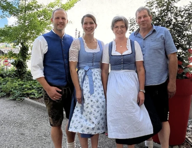 Carina und Roland Braunsteiner übernahmen am ersten August den Familienbetrieb. | Foto: Familie Braunsteiner
