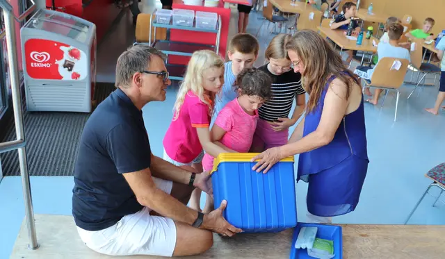 Sepp Zirkl und Monka Dunkl bei der Eisverteilung an die Kinder und Jugendlichen.  | Foto: Edith Ertl
