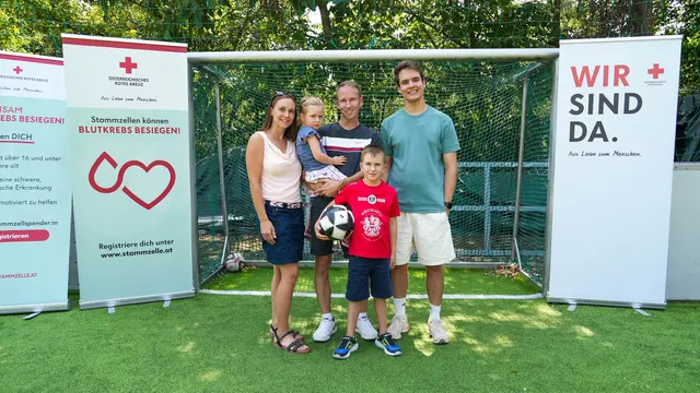 Die Familie Besser mit Spender Lukas (r.). Die Eltern Sandra und Stefan waren überglücklich, als sie vor etwas mehr als sechs Jahren die Nachricht erhielten, dass es einen geeigneten Spender gibt. | Foto: Andreas Pölzl/MeinBezirk
