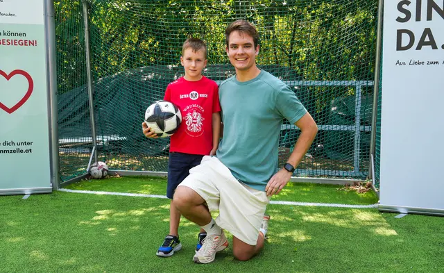 Michael Besser und sein Stammzellenspender Lukas trafen aufeinander. Dass die beiden zueinander gefunden hatten, gleicht einem Glücksfall. Denn nur bei einer von 500.000 Personen passen die Gewebemerkmale für eine Spende zusammen.  | Foto: Andreas Pölzl/MeinBezirk