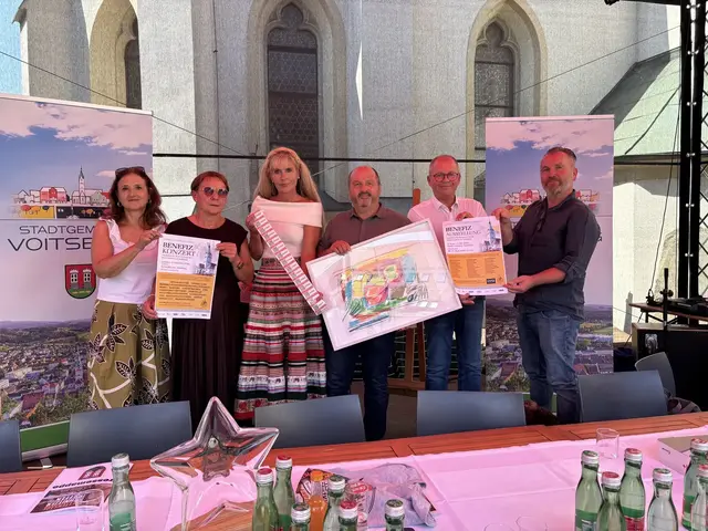 Sieglinde Uhl (2. v. l.) freut sich über die große Unterstützung bei der Kirchensanierung. | Foto: MeinBezirk/Harald Almer
