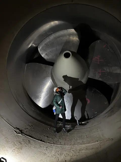 In den Turbinentunnel gelangt man normalerweise nicht so einfach. Im Normalbetrieb rauscht hier das Wasser durch. | Foto: Victoria Edlinger