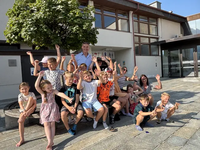 Jubel bei den Kindern mit Bgm. Gerhard Krug, nicht nur über die Ferienbetreuung: Der Weg für das größte Infrastrukturprojekt der Gemeinde ist frei. | Foto: Georg Larcher / MeinBezirk.at