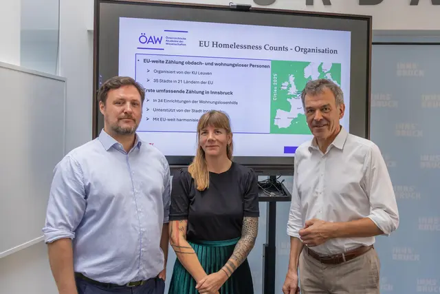 Innsbruck beteiligte sich am europaweiten „EU Homelessness City Count“: Vizebürgermeister Georg Willi (r.), Philipp Schnell von der Österreichischen Akademie der Wissenschaften (ÖAW) und die städtische Sozialkoordinatorin Natascha Mair präsentierten die Innsbrucker Ergebnisse sowie die daraus abgeleiteten Handlungsfelder.	 | Foto: © Stadt Innsbruck/M. Freinhofer
