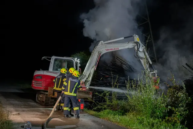 Zur Brandbekämpfung wurde ein Bagger beigezogen. | Foto: Team Fotokerschi/Werner Kerschbaummayr