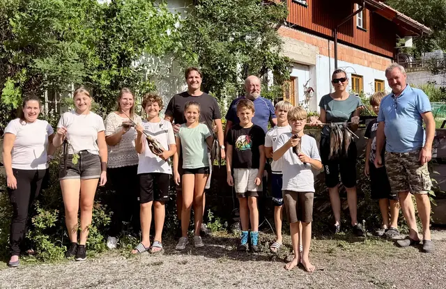 Mit den Händen auf Fischfang: Ferienaktion im Heindlmühlbach begeistert Kinder. | Foto: Geppert