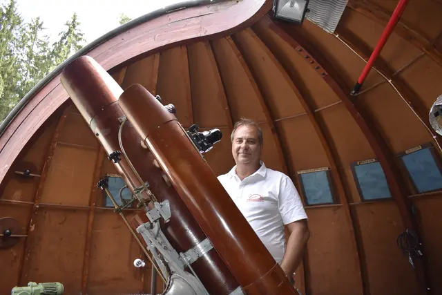 Christian Zechner mit dem großen Fernrohr aus dem Jahr 1954 von Helmrich Lambrecht – es ist ein Unikat. Die Öffnung der Kuppel ist in alle Richtungen drehbar, um den Himmel zu beobachten. | Foto: MeinBezirk.at/Petra Lammer