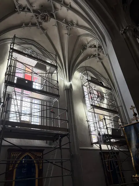 Glasrestaurator Martin Bucher aus Wien kümmerte sich um die wertvollen Fenster, die teilweise noch aus der ersten Bauphase stammen. | Foto: Region Seefeld – Tirols Hochplateau