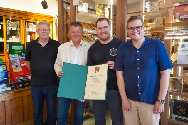 Bürgermeister Christian Scheider überreichte gemeinsam mit Wirtschaftsstadtrat Julian Geier die Urkunde an Hannes-Günther Hubel und Vater Günther Hubel. | Foto: StadtKommunikation / Zechner