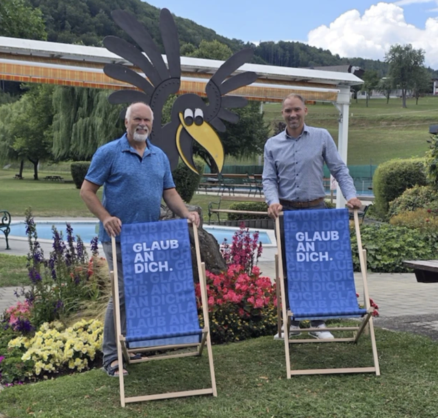 Michael Ebner (r.), Filialleiter der Sparkassenfiliale Kirchberg an der Pielach, übergab die beiden neuen Liegestühle Ende Juli an Bürgermeister Kurt Wittmann (l.). | Foto: Marion Reisenhofer