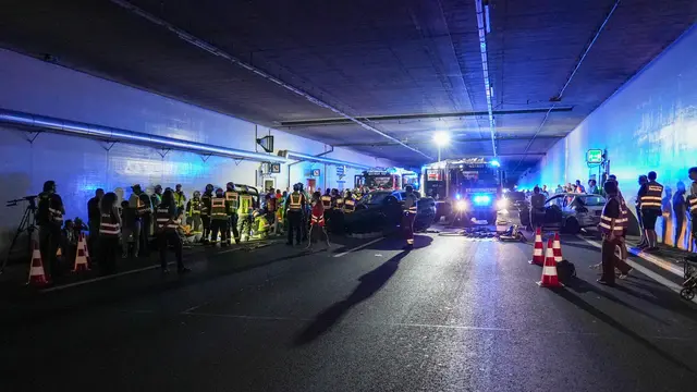 Einsatzkräfte simulierten in der Nacht einen schweren Unfall im Kaisermühlentunnel. | Foto: Andreas Pölzl/Meinbezirk
