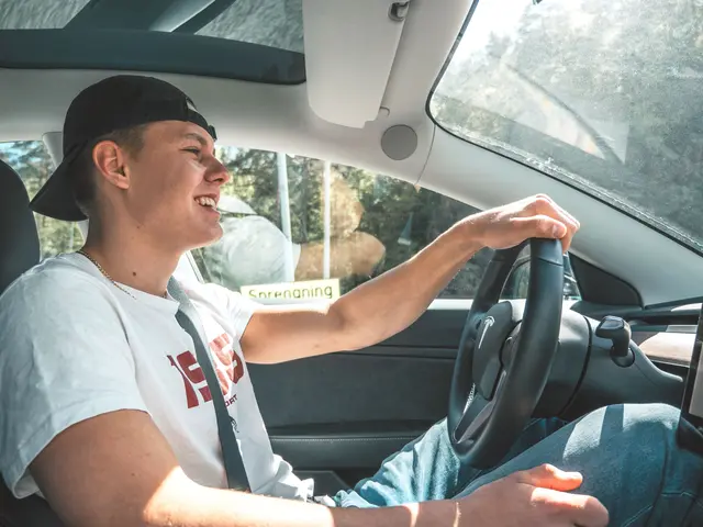 Endlich mobil: Mit dem ersten Auto beginnt ein neuer Lebensabschnitt. Doch gerade beim Gebrauchtwagenkauf sollten junge Menschen genau hinschauen.
 | Foto: Pexels (Symbolbild)