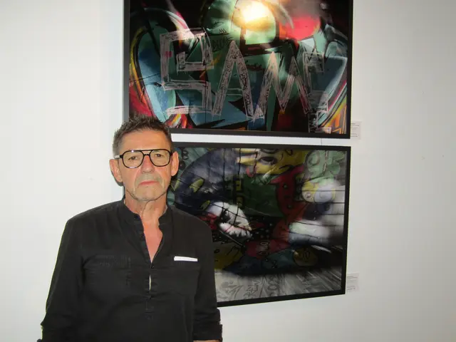 Erwin Muik vor seinen Kreationen