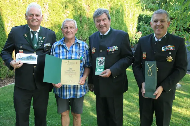 Kommandant Johann Pitter, Obmann Franz Hopfgartner und Gruppenleiter Bernhard Primus (v.l.) als Gratulanten bei Jubilar Johann Rumpf (2.v.l.) | Foto: Gerhard Langmann