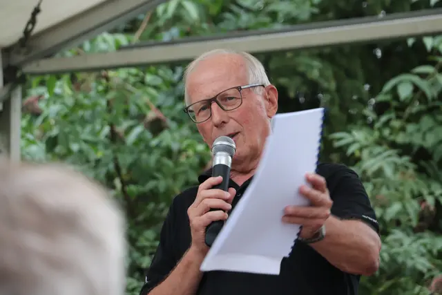 Die Hauptrollen im Stück "Auch Omas brauchen Liebe" sind doppelt besetzt. Alfred Scharl schlüpfte mehrmals in die Rolle des Grafen. Bei der Open Air-Aufführung in Feldkirchen fungierte er als Moderator, begrüßte die zahlreichen Gäste und lüftete das Geheimnis der nächsten Produktion. Diese wird eine selbst geschriebene Eigenproduktion. Mit "Wer will mich" stehen ab Herbst die Opas im Mittelpunkt, die sich nach einem Glück zu zweit sehnen.  | Foto: Edith Ertl