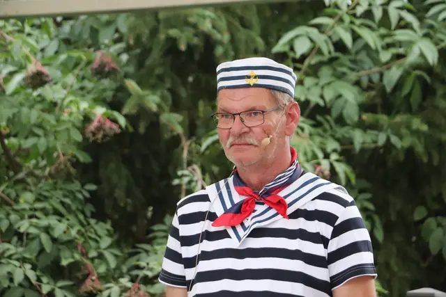 Johann Weichhart in der Rolle des Seebären, der Krabbentorte mit Schlagsahen bevorzugt. | Foto: Edith Ertl