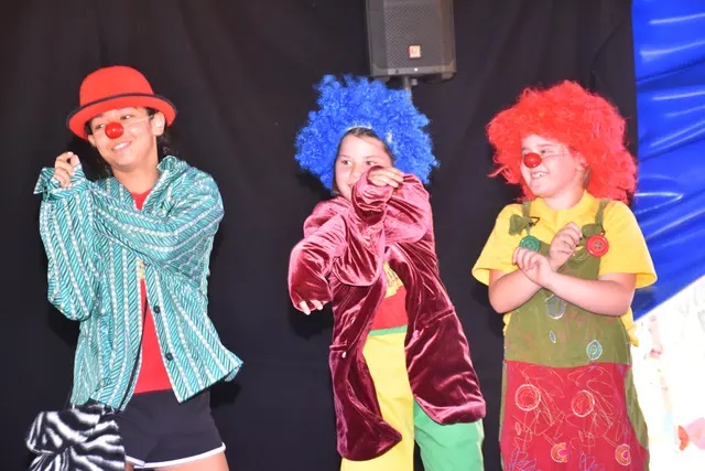 Am Circus n’Cheese Biohof Luftensteiner in Pabneukirchen gab es in der letzten Juliwoche ein farbenfrohes Zirkusprogramm zum Mitmachen. Den krönenden Abschluss bildete eine große Aufführung für Eltern, Verwandte und Zirkus-Freunde. | Foto: Zinterhof