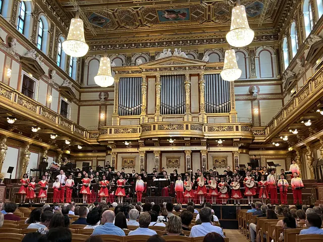 Das Symphonische Fengfan Jugend-Blasmusikorchester aus Peking mit dem traditionellen Granatapfel Kinderorchester | Foto: Gesa Buzanich