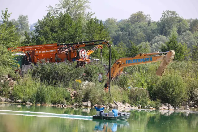 Ein Ölaustritt aus einem Bagger sorgte für eine Verunreinigung eines größeren Teichs in Schleißheim. | Foto: laumat.at