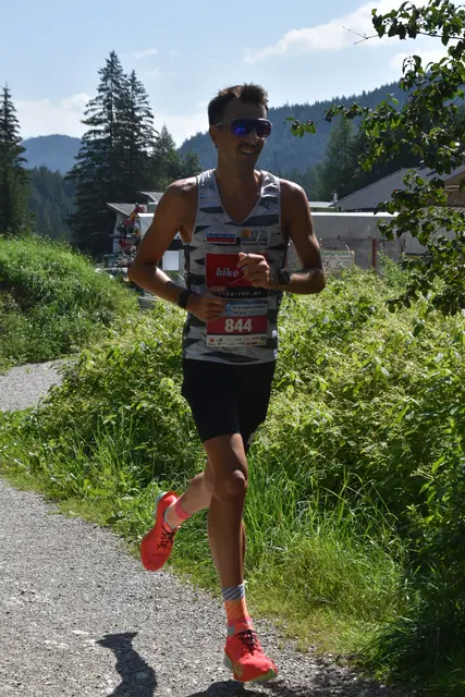Starker Tiroler: Raphael Petrovic (Startnr. 844) von Bike &amp; Run Imst gehörte über die Königsdistanz zu den schnellsten Athleten des Tages und gewann die Allgemeine Klasse. | Foto: Georg Larcher / MeinBezirk.at
