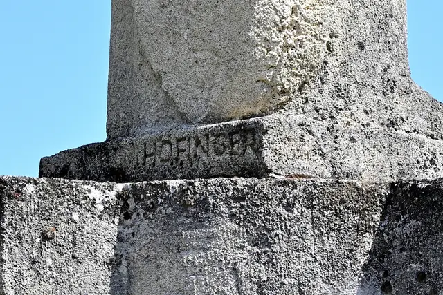 Nibelungenbrunnen, auch Rüdigerbrunnen, des akademischen Bildhauers Oskar Höfinger in der Oskar-Kokoschka-Straße in Pöchlarn (Detail Signatur). | Foto: Hans-Peter Kriener