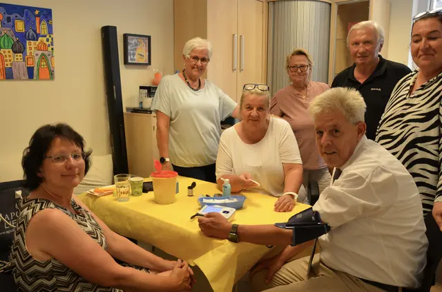 Landtagsabgeordneter Hermann Hauer ließ sich von Claudia Wohlmuth den Blutdruck messen.  | Foto: Elisabeth Peinsipp