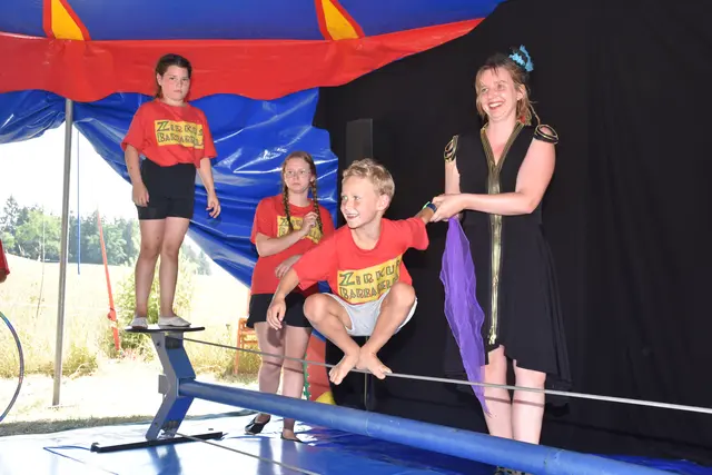 Am Circus n’Cheese Biohof Luftensteiner in Pabneukirchen gab es in der letzten Juliwoche ein farbenfrohes Zirkusprogramm zum Mitmachen. Den krönenden Abschluss bildete eine große Aufführung für Eltern, Verwandte und Zirkus-Freunde. | Foto: Zinterhof