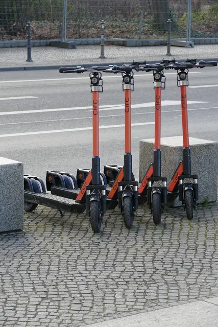 Ein 15-Jähriger wurde bei einem E-Scooter-Unfall in Kirchbichl schwer verletzt. (Symbolbild) | Foto: Symbolbild