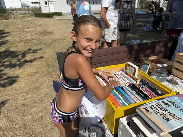 Raus aus dem Schwimmbad und rein ins Lesevergnügen, die Kids fanden spannende Geschichten in den Bücher-Kisten. | Foto: Vanessa Wittmann