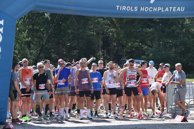 400 LäuferInnen waren wieder insgesamt am Start. Im Bild der Start für den Hauptlauf mit dem späteren Tagesbesten (vorne Mitte) Bastian Glockshuber (D, Startnr. 776) und der Tiroler Raphael Petrovic (Startnr. 844). | Foto: Georg Larcher / MeinBezirk.at