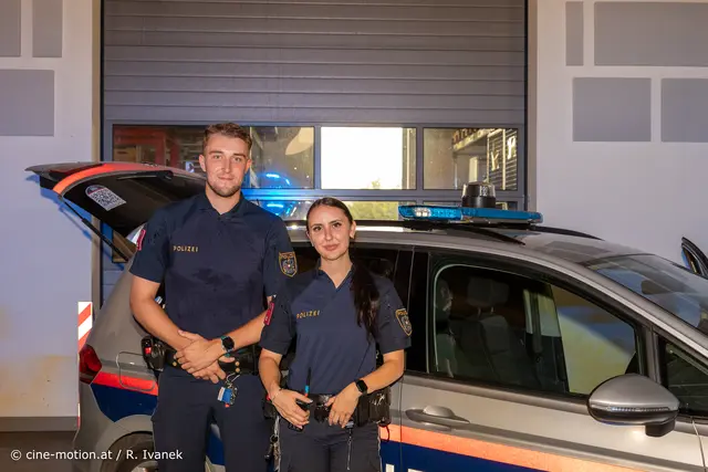 Zwei Inspektoren  der Polizeiinspektion Leopoldsdorf stellten sich in Ihrer Freizeit zur Verfügung, um einen Überblick über Polizeiarbeit und deren Ausrüstung zu bekommen. | Foto: cine-motion.at / R. Ivanek