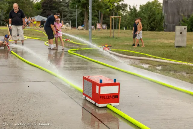 Zielspritzen mit Feuerwehrschachtelauto vorantreiben. | Foto: cine-motion.at / R. Ivanek