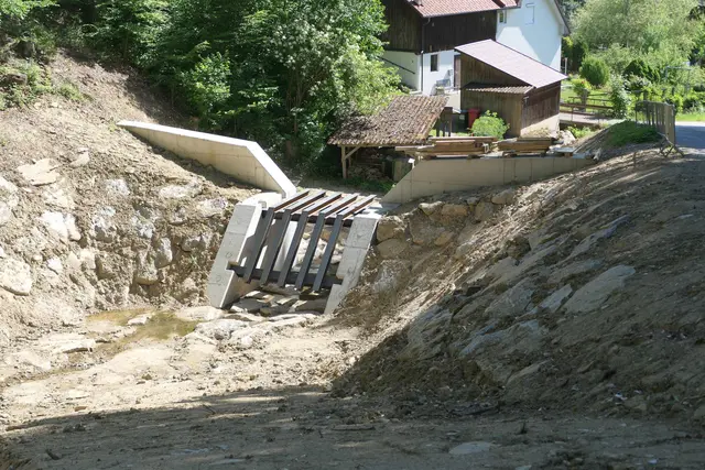 Geschieberückhaltesperre gerade im Bau am Achberggraben in Wilhelmsburg. | Foto: WLV