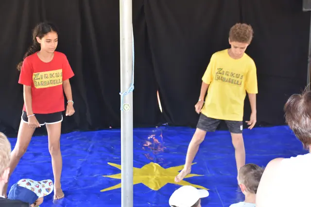 Am Circus n’Cheese Biohof Luftensteiner in Pabneukirchen gab es in der letzten Juliwoche ein farbenfrohes Zirkusprogramm zum Mitmachen. Den krönenden Abschluss bildete eine große Aufführung für Eltern, Verwandte und Zirkus-Freunde. | Foto: Zinterhof