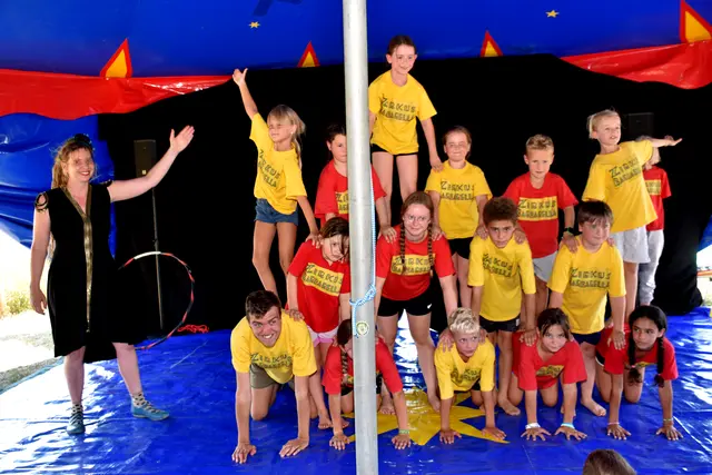 Am Circus n’Cheese Biohof Luftensteiner in Pabneukirchen gab es in der letzten Juliwoche ein farbenfrohes Zirkusprogramm zum Mitmachen. Den krönenden Abschluss bildete eine große Aufführung für Eltern, Verwandte und Zirkus-Freunde. | Foto: Zinterhof
