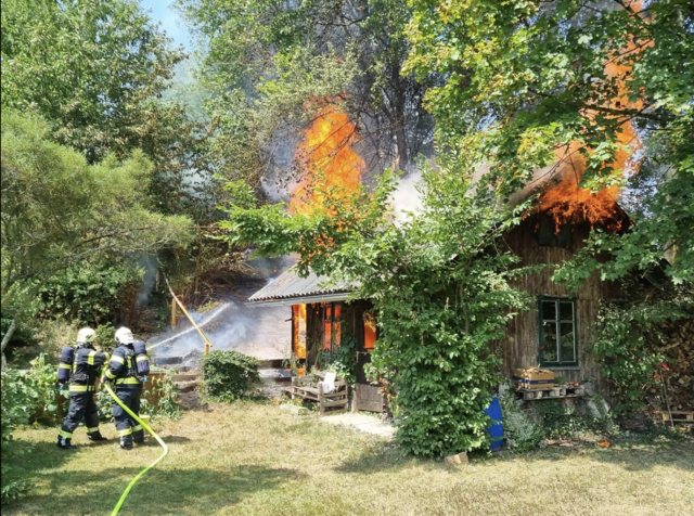 Zehn Feuerwehren standen im Einsatz, um den Brand einer Gartenhütte zu löschen. | Foto: FF Ottnang am Hausruck