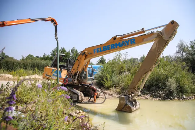 Ein Ölaustritt aus einem Bagger sorgte für eine Verunreinigung eines größeren Teichs in Schleißheim. | Foto: laumat.at