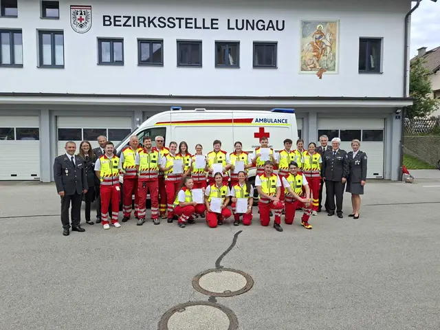 Die Kursteilnehmerinnen und Kursteilnehmer nach der bestandene Prüfung mit den Ausbildnern, derBezirksrettungskommandantin und den Ateilungskommandanten. | Foto: Rotes Kreuz Lungau