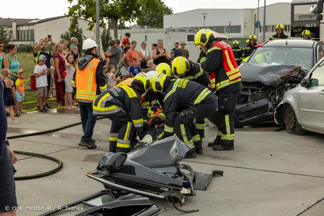 Autotüre entfernt, Bergung des Verletzten vollzogen - alles unter Aufsicht des Einsatzleiters Fabian Hruska. | Foto: cine-motion.at / R. Ivanek