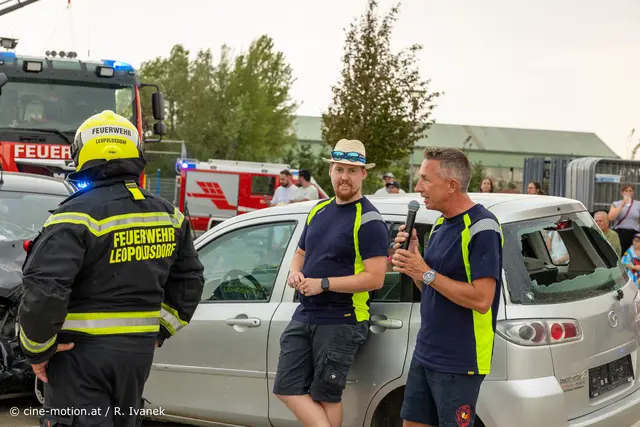 Andreas Perner bedankt sich bei seiner tollen Mannschaft - links daneben Glenn Moran, Guppenkommandant, der die Vorführung ausgiebig dokumentierte (Strohhut). | Foto: cine-motion.at / R. Ivanek