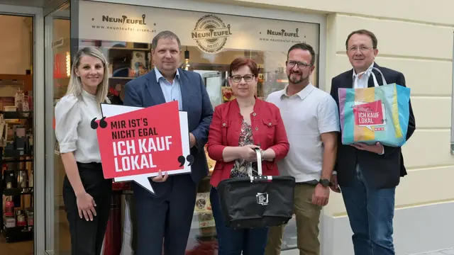 Amina Suljicic von der WKNÖ sowie Bezirksstellenobmann Mario Burger, Neunteufel-Filialleiterin Monika Puxbaum von der Firma Neunteufel, Marketing St. Pölten GmbH-Geschäftsführer Matthias Weiländer und Bürgermeister Matthias Stadler kaufen natürlich lokal. | Foto: Mayer
