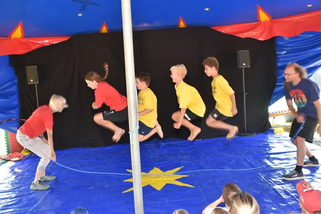 Am Circus n’Cheese Biohof Luftensteiner in Pabneukirchen gab es in der letzten Juliwoche ein farbenfrohes Zirkusprogramm zum Mitmachen. Den krönenden Abschluss bildete eine große Aufführung für Eltern, Verwandte und Zirkus-Freunde. | Foto: Zinterhof