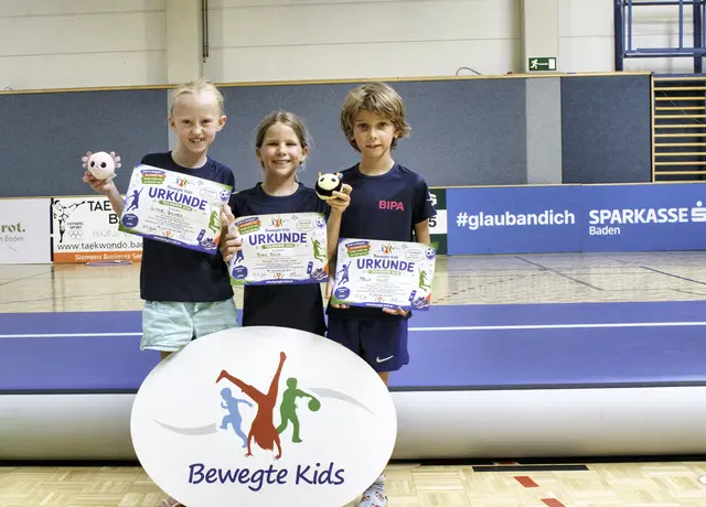 Emma, Sophie, Felix mit der Teilnehmerurkunde