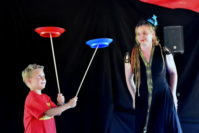 Am Circus n’Cheese Biohof Luftensteiner in Pabneukirchen gab es in der letzten Juliwoche ein farbenfrohes Zirkusprogramm zum Mitmachen. Den krönenden Abschluss bildete eine große Aufführung für Eltern, Verwandte und Zirkus-Freunde. | Foto: Zinterhof