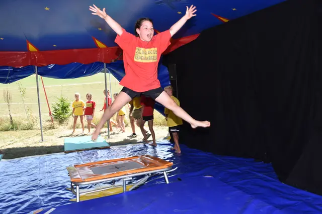 Am Circus n’Cheese Biohof Luftensteiner in Pabneukirchen gab es in der letzten Juliwoche ein farbenfrohes Zirkusprogramm zum Mitmachen. Den krönenden Abschluss bildete eine große Aufführung für Eltern, Verwandte und Zirkus-Freunde. | Foto: Zinterhof