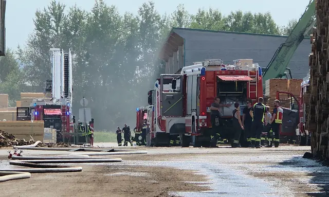 Mehrere Feuerwehren standen nach dem Brand in einer Firmenhalle in Zarnsdorf im Großeinsatz und verhinderten ein Übergreifen der Flammen auf weitere Anlagenteile. | Foto: Doku NÖ