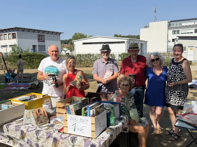 Mag. Rudolf Ferscha, Leiter der Stadtbibliothek Oberpullendorf kam mit einer großen Auswahl an spannenden Büchern, die jeweils nur für 1€ zu ergattern waren.  | Foto: Vanessa Wittmann
