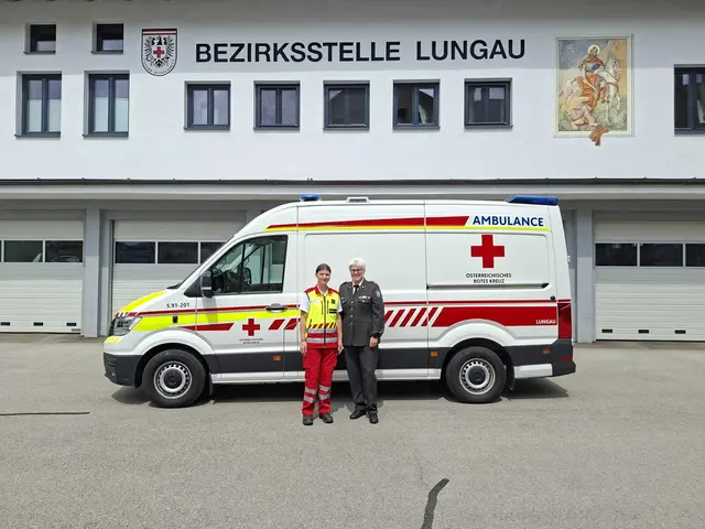 Maria Prodinger mit Abt.Kdt. Stellvertreterin Andrea Gürtler