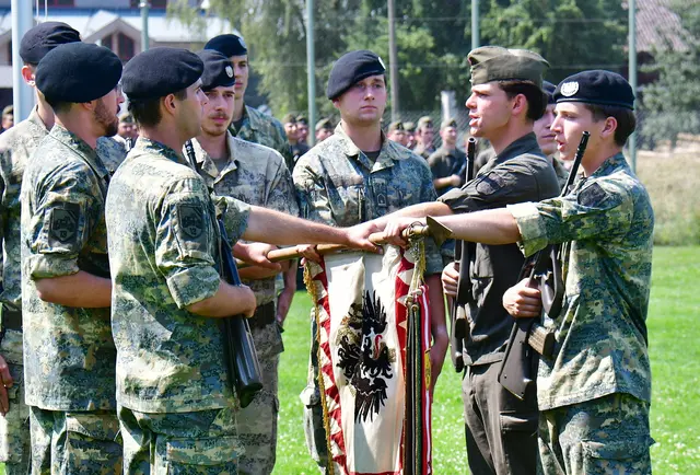 „Ich gelobe, mein Vaterland, die Republik Österreich, und sein Volk zu schützen und mit der Waffe zu verteidigen....