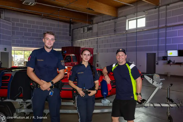 Ein Rettungsboot  wurde präsentiert und gleich daneben unsere Polizeiarbeit. | Foto: cine-motion.at / R. Ivanek